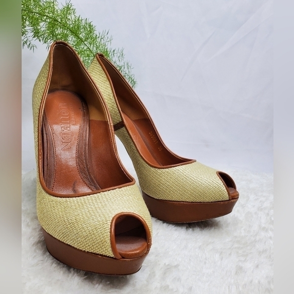 Alexander mcqueen peeptoe pumps. Size 38. VGUC. Minor signs of wear. - Picture 2 of 9